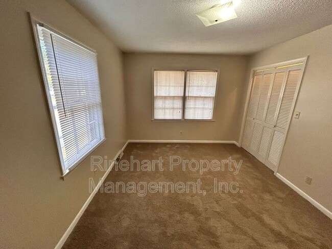 Building Photo - 699 University Dr