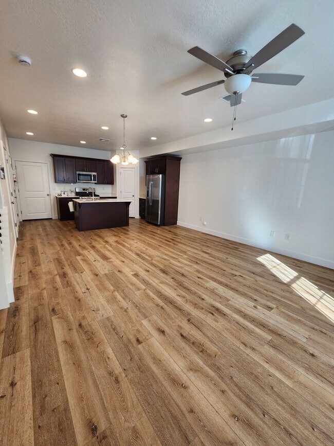 Building Photo - Beautiful Modern Townhome with Spacious La...
