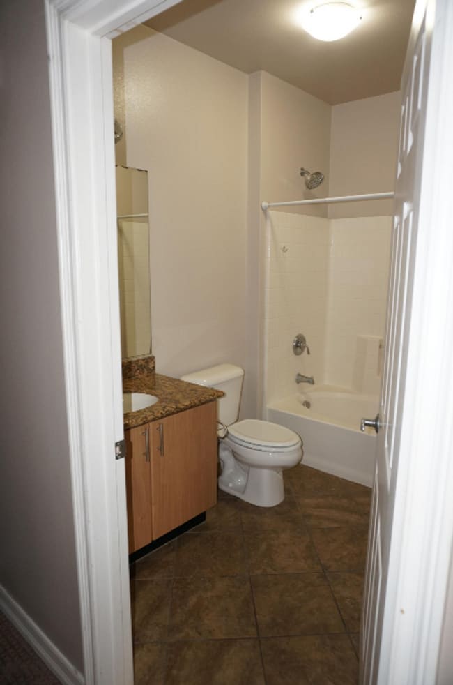 Building Photo - Spacious Condo in East Village area