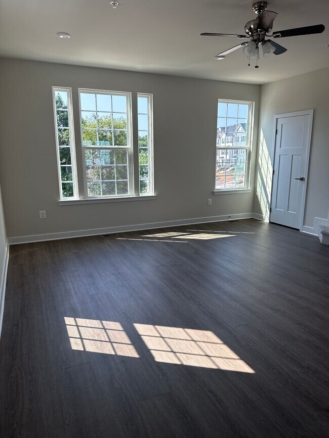 Building Photo - Brand New Build (Never lived in!) END UNIT...