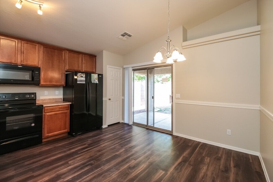 Building Photo - 432 S Sabrina