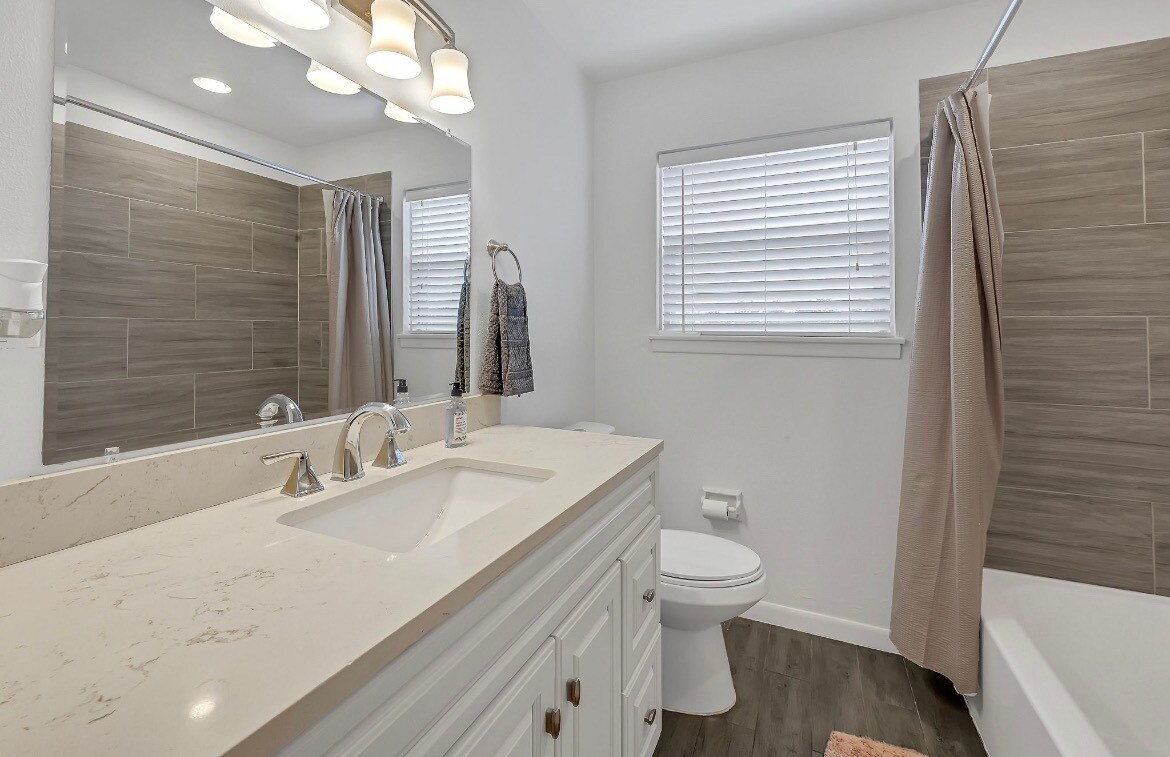 Secondary bathroom - 5415 Carew St