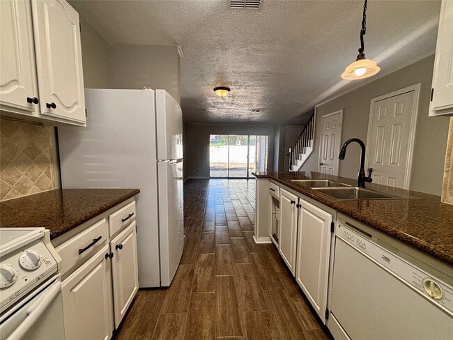 Building Photo - 2030 Plantation Dr