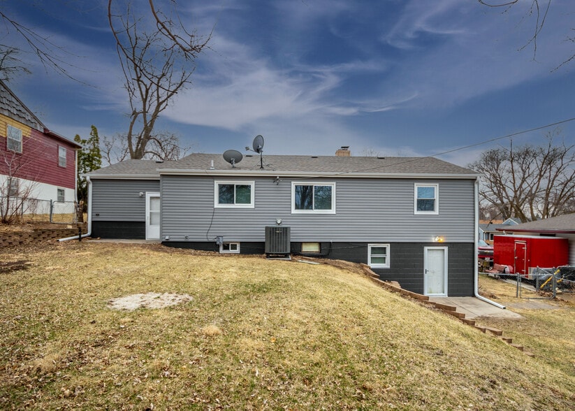Building Photo - 1218 Sunset Dr