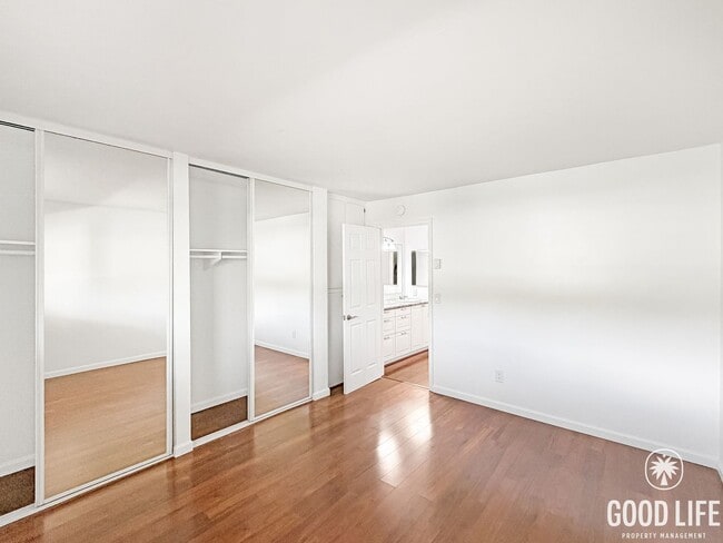 Building Photo - Beautiful 1BD/1BA W/ Reserved Parking and Laundry On-Site in Pacific Beach!