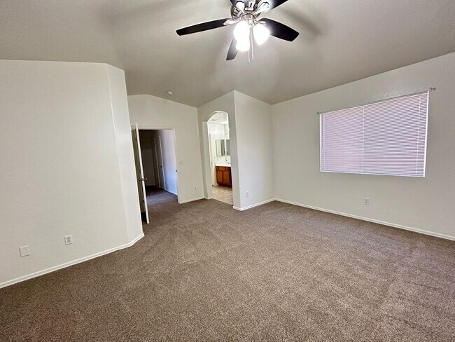 Building Photo - Brand new paint and carpet! 3 Bedroom 2 1/2 Bathroom, Close to Grand Canyon University