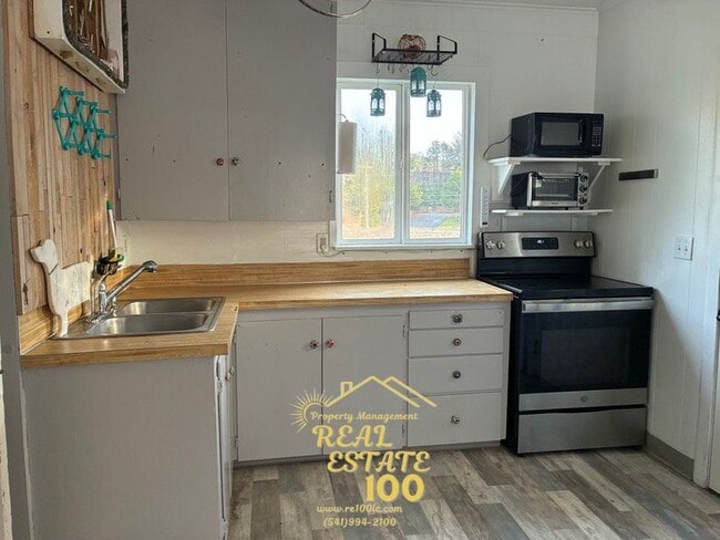 Building Photo - 3128 SW Coast Ave