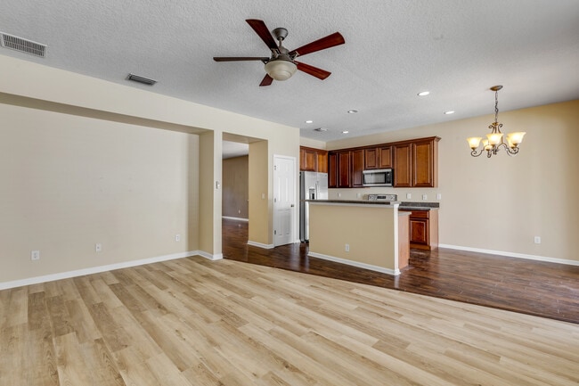 Building Photo - 627 Aeolian Dr