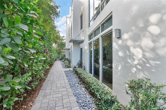 Building Photo - 3266 NE 15th St