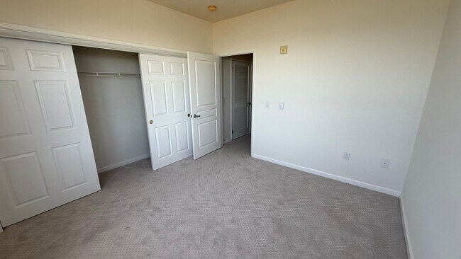 Building Photo - Epic REA - Top floor, Sweeping Views, 3 BR...