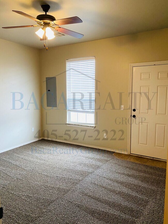 Building Photo - 3br 2ba duplex with 2 car garage!
