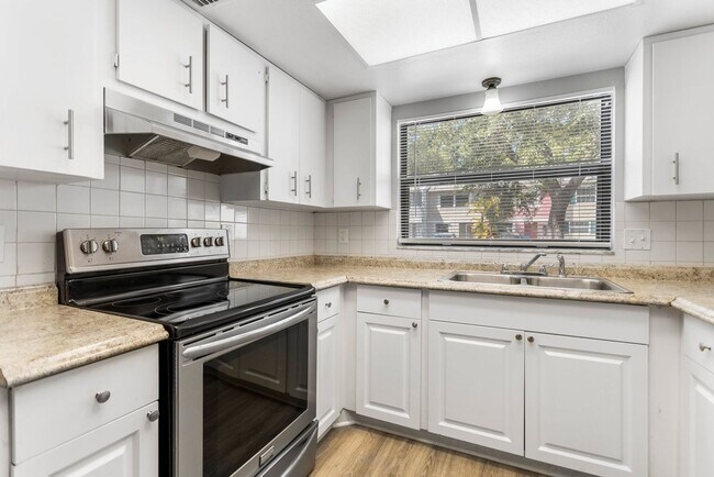 Building Photo - 2bedroom 1.5 Bath Town home **