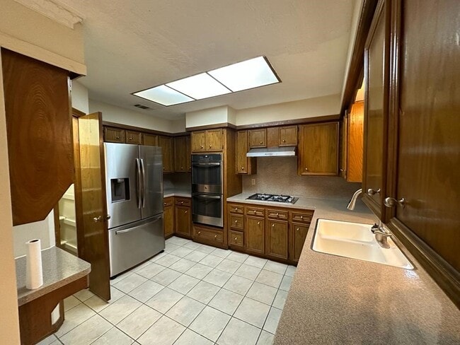 Building Photo - 239 Kings Way