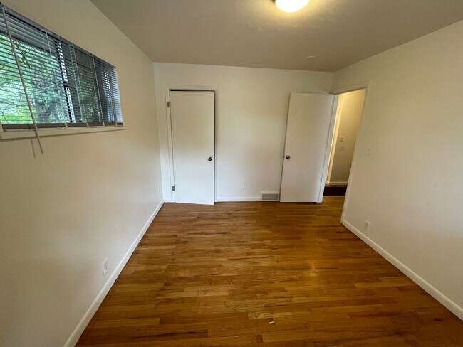 Building Photo - 730 32nd St