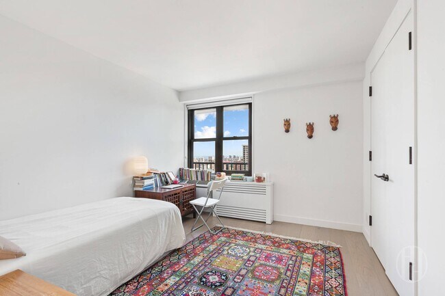 Building Photo - 175 W 95th St