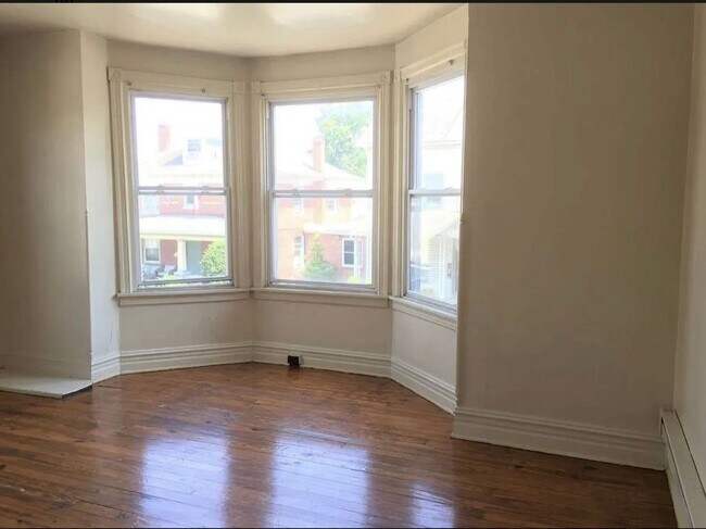 Building Photo - Student Housing 5 bedroom House Available Now & 2026-2027 School Year!