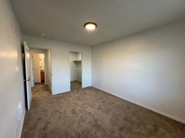 Building Photo - 17260 SW Heritage Ct