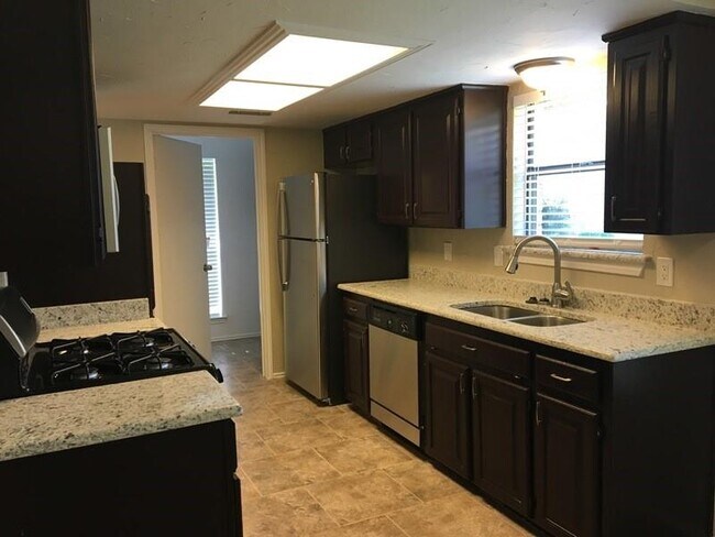 Building Photo - 3113 Kensington Dr