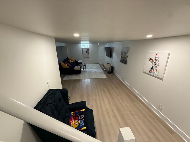 Building Photo - 1613 Mayflower Ln