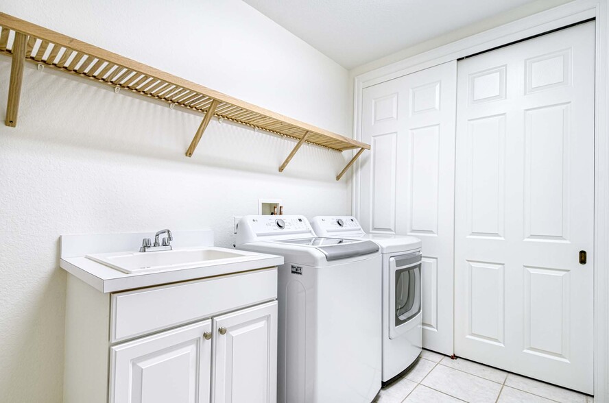 Laundry Room - 8649 Champions Pt