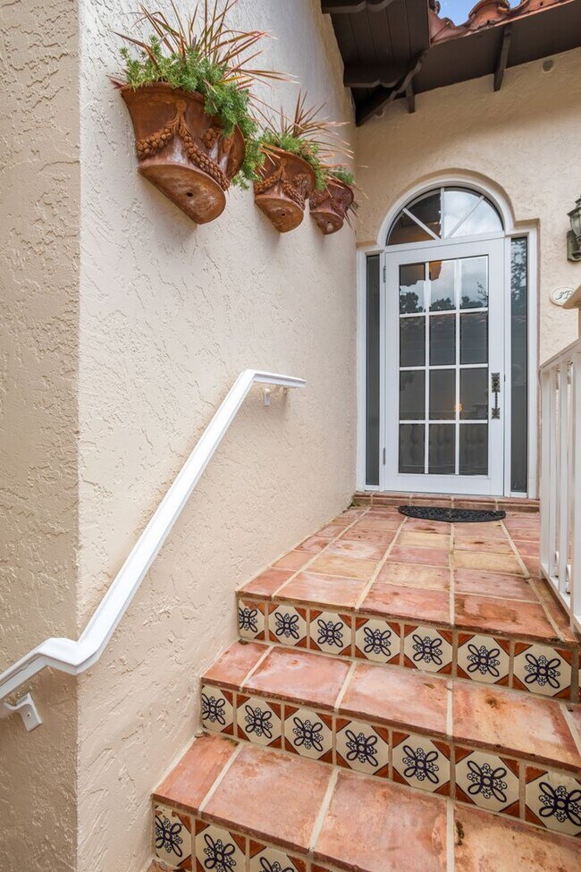 Building Photo - ** OLDE NAPLES ** 3 BED + DEN / 3 BATH - GARAGE - WALK TO BEACH & DOWNTOWN - SHORT TERM RENTAL