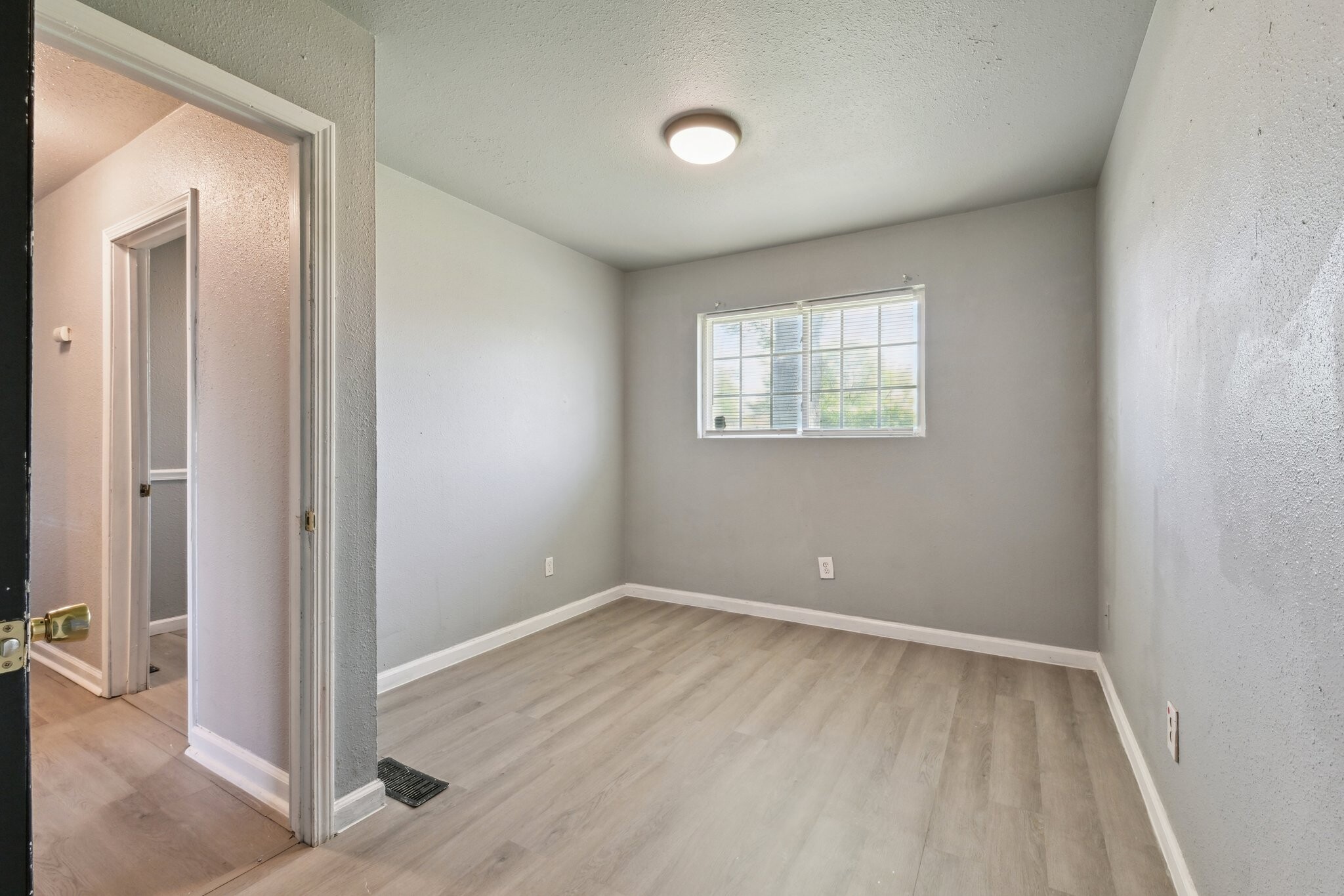 Building Photo - 1604 Parklane Dr