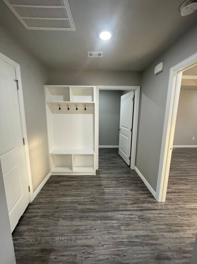 Building Photo - Spacious 3/2 with Large Lawn Area