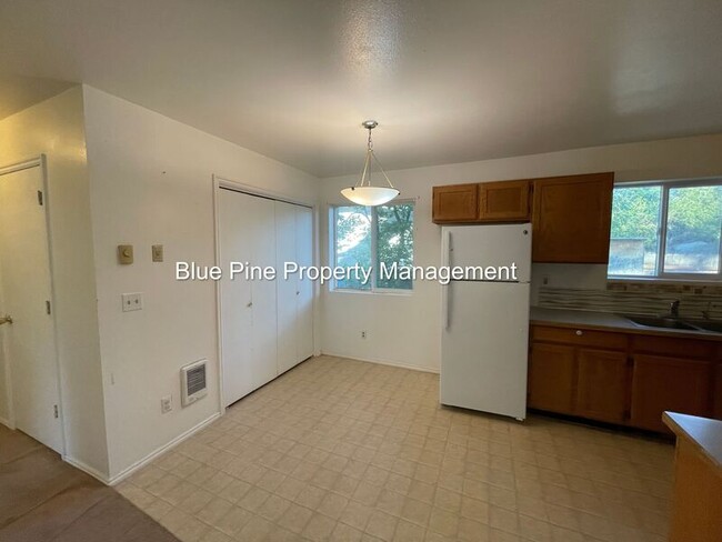 Building Photo - 570 Iona St