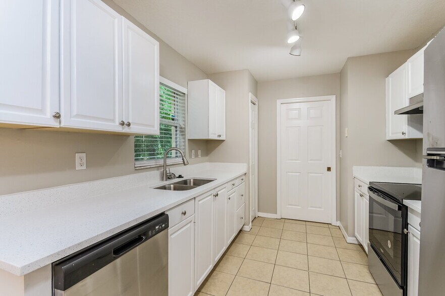 Building Photo - 628 Brooke Ct