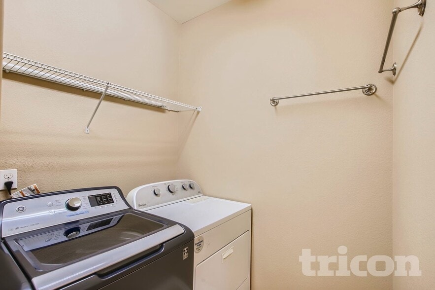 Building Photo - 7682 Sabino Ln