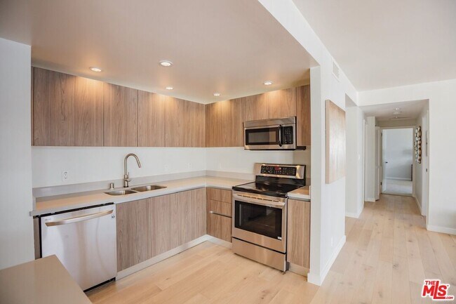 Building Photo - 3458 W 7th St