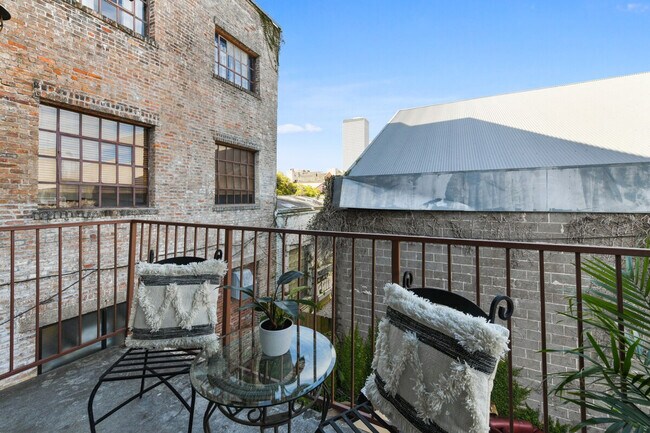 Building Photo - 521 St Joseph St