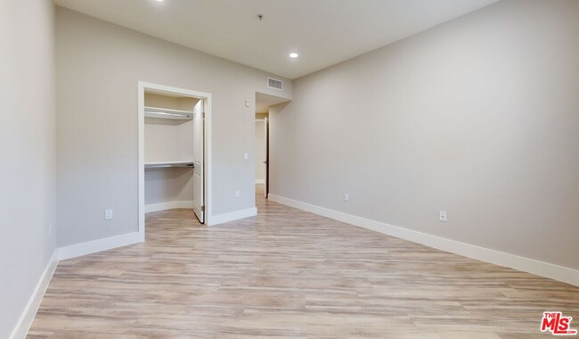 Building Photo - 6240 W 3rd St