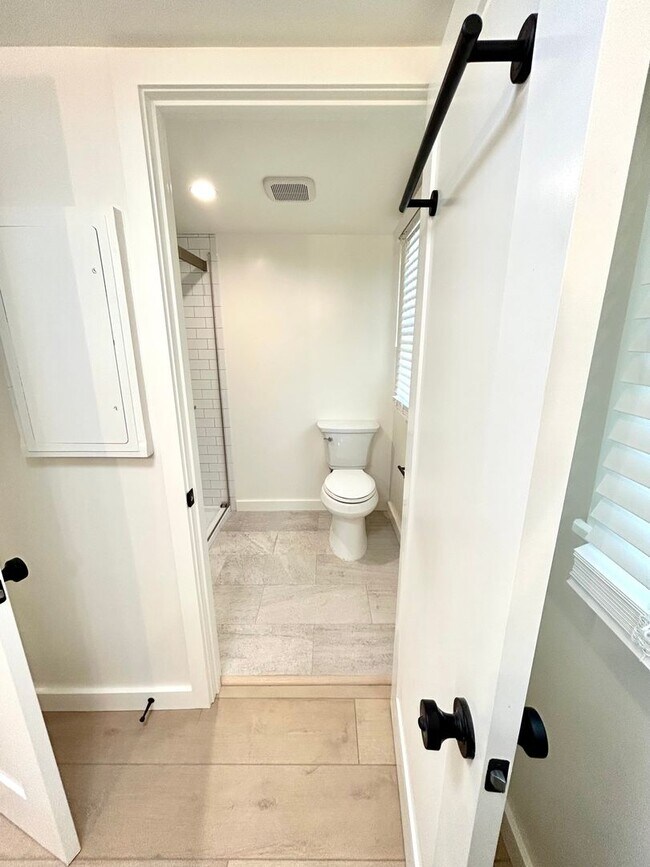 Building Photo - 3 Bed/1 Bath - Downtown Santa Barbara
