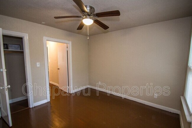 Building Photo - 932 Poinsettia St