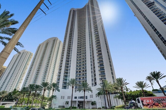 Building Photo - 16001 Collins Ave