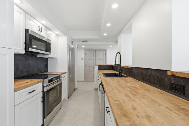 Building Photo - 5460 N Ocean Dr