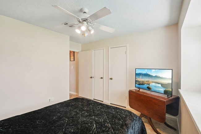 Building Photo - 15126 Silverman St