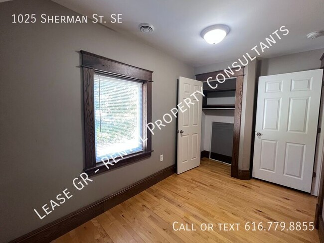 Building Photo - Three Bedroom Single Family Home - Close t...