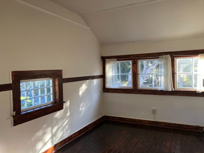 Building Photo - Historic 2-bedroom, 1.5 bath home in the h...