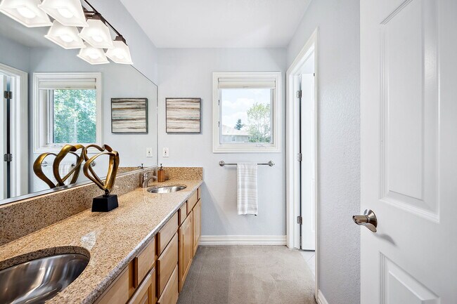 Building Photo - 534 Sawtooth Point