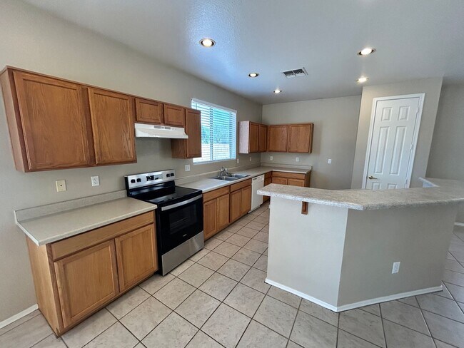 Building Photo - Spacious single story Peoria stunner w/New...