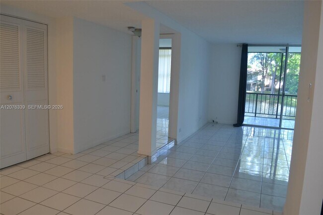 Building Photo - 3670 Inverrary Dr