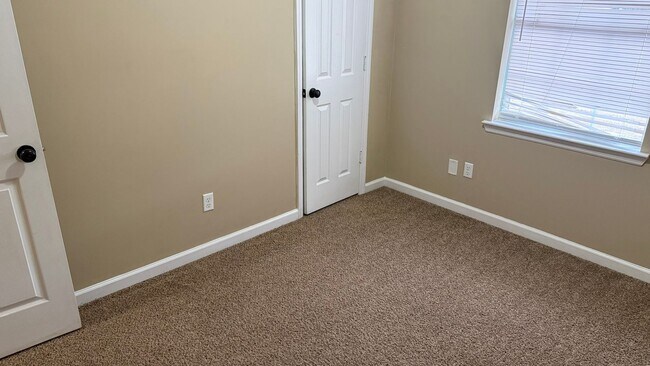 Building Photo - RATE DROP ALERT (was $1950/month) and MOVE-IN SPECIAL: 1st FULL MONTH'S RENT FREE!**