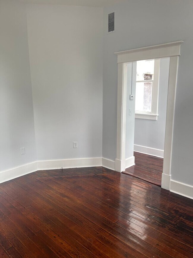 Building Photo - Newly Renovated Tri-Plex Near Forsyth