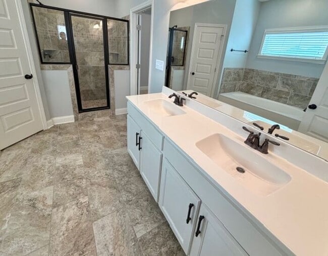 Building Photo - Now Leaseing a 4 Bedroom 3 Bath Home In Southeast Memphis