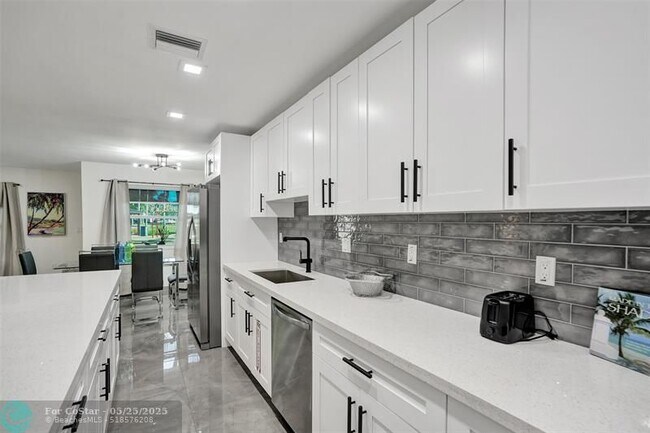 Building Photo - 909 SW 16th St