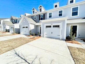 Building Photo - 3 br 2.5 ba townhome AVAILABLE JULY 16TH close to freeways and shopping!