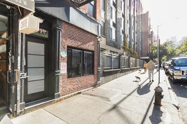 Building Photo - 515 W 47th St