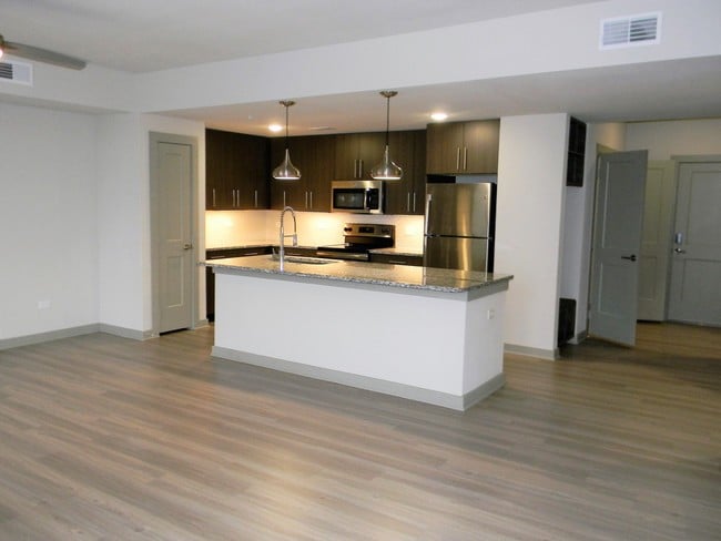 Building Photo - 670 E Algonquin Rd